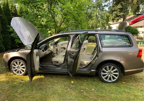 Volvo V70 cena 33000 przebieg: 257000, rok produkcji 2009 z Warszawa małe 379